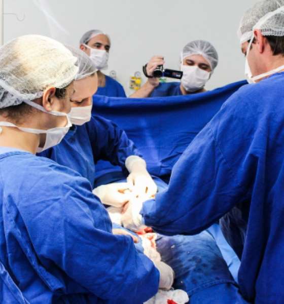 Lekarze przeprowadzający operację